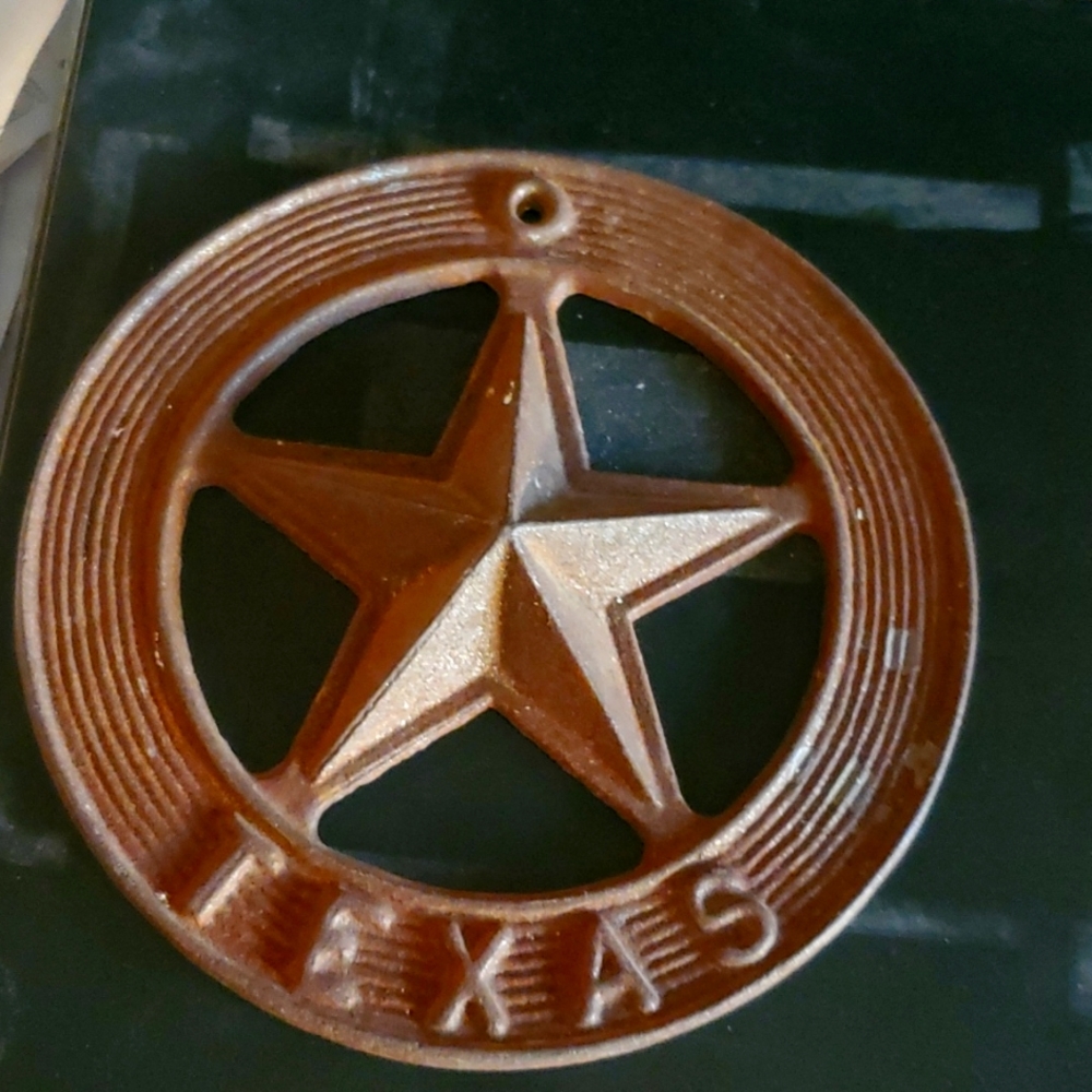 Metal hanging sign texas star  it does have weight to it